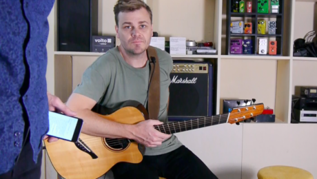 Interview guitare acoustique à la main avec Adam Miller