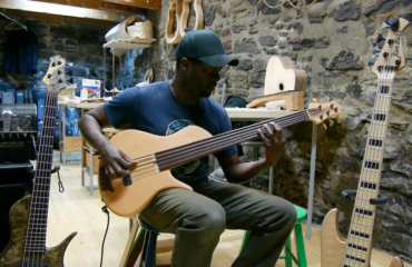 Interview luthier Pierre Erizias - Spécialiste en guitare basse