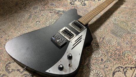 En vedette au showroom : modèles Bauxite et Saphyr de Ted Guitars en aluminium, Made in Bordeaux