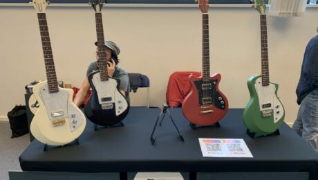 Jonathan Berg de Berg Guitares fait la visite guidée de ses instruments à Puteaux