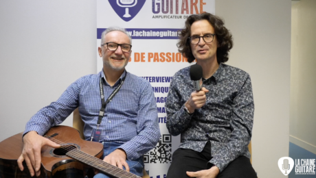 Le luthier Guy Butterlin présente sa guitare #100 à Issoudun